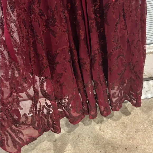 Elegant Burgundy Sequin Prom Dress with V-Neck - Picture 5 of 10
